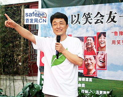 首次张立新百年榕树下大笑健康大财富